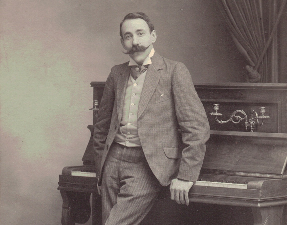 Ricard Viñes davant el piano - Adaptada